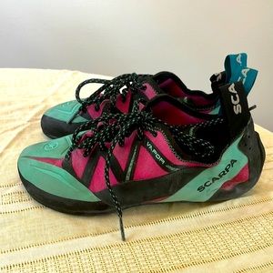 Scarpa vapor climbing shoe - women’s size 40